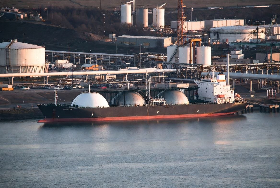 Olaj-, gáz- és energiaipari hírek 2026. június 4.: EIA-készletadatok, elemzői előrejelzés 2027-ig, OPEC+ június 7., repülőgép-üzemanyag, LNG és árampiac