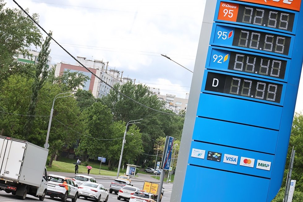 Miért gyorsult fel a benzin és a dízel áremelkedése? Az "Orosz Rádió" szakértői elmagyarázzák.